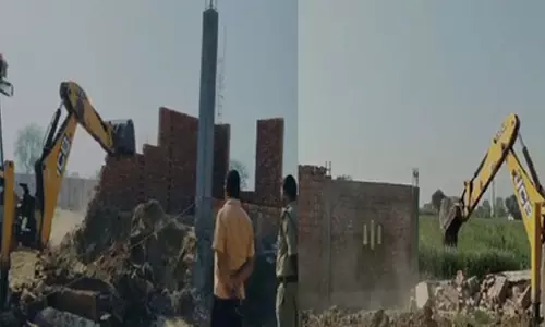 थाने में तहसीलदार ने चलवाया बुलडोजर, हाईकोर्ट के आदेश के बाद कार्रवाई थाने में तहसीलदार ने चलवाया बुलडोजर, हाईकोर्ट के आदेश के बाद कार्रवाई