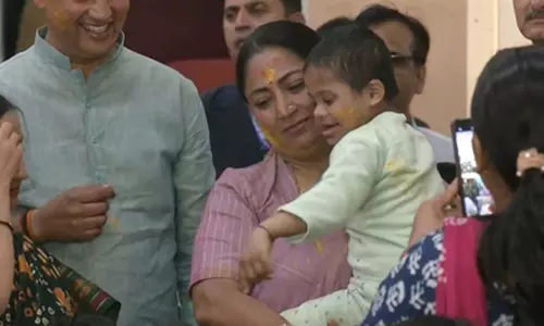 दिल्ली की सीएम ने शेल्टर होम में बच्चों संग मनाई होली दिल्ली की सीएम ने शेल्टर होम में बच्चों संग मनाई होली