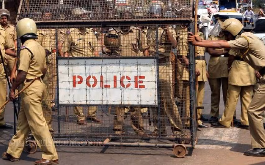 CPM कार्यकर्ताओं की धमकियों के बाद पुलिस अधिकारियों का तबादला CPM कार्यकर्ताओं की धमकियों के बाद पुलिस अधिकारियों का तबादला