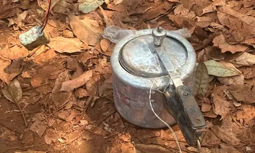 नारायणपुर में जवान बाल बाल बचे, प्रेशर कुकर बम बरामद