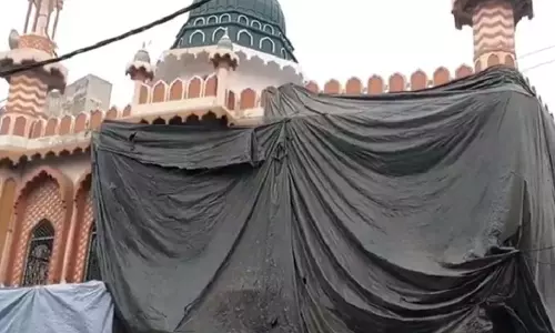 होली से पहले यूपी भर की मस्जिदों को ढका गया होली से पहले यूपी भर की मस्जिदों को ढका गया