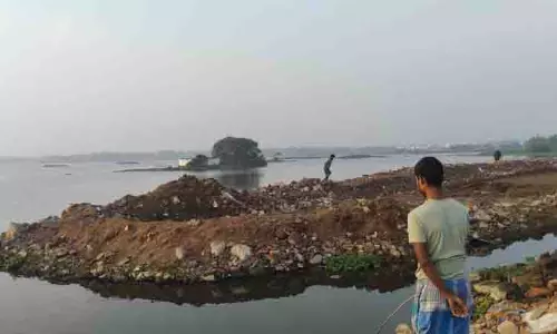 बाढ़ के डर से स्थानीय लोगों ने Madambakkam lake के पास आवासीय परियोजना रोकी बाढ़ के डर से स्थानीय लोगों ने Madambakkam lake के पास आवासीय परियोजना रोकी