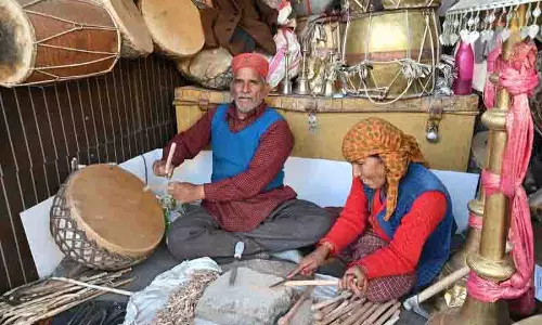 Mandi के कारीगर पारंपरिक देवी-देवताओं की वस्तुओं से बनाते हैं सोना Mandi के कारीगर पारंपरिक देवी-देवताओं की वस्तुओं से बनाते हैं सोना