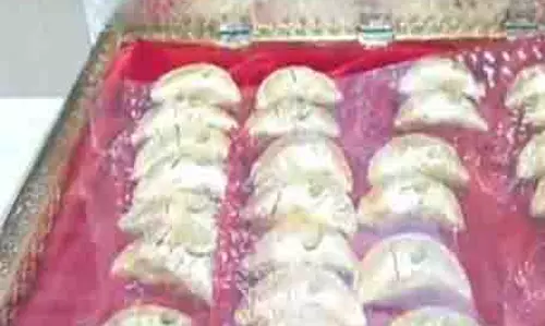 होली का जश्न शुरू, मिठाई की दुकान में 50,000 रुपये किलो बिक रही Gujiya