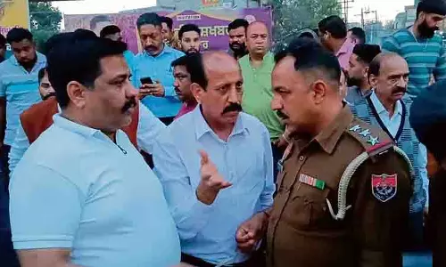 Jalandhar: धार्मिक आयोजन का फ्लेक्स बोर्ड फटा पाए जाने पर विरोध प्रदर्शन Jalandhar: धार्मिक आयोजन का फ्लेक्स बोर्ड फटा पाए जाने पर विरोध प्रदर्शन