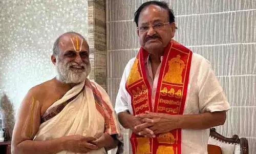 Chilkur के मुख्य पुजारी ने पूर्व उपराष्ट्रपति वेंकैया नायडू से मुलाकात की