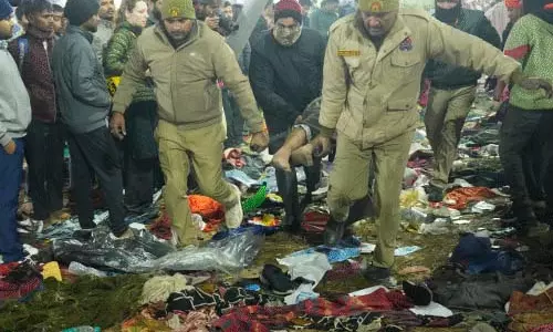 Maha Kumbh stampede : जान गंवाने वालों के परिवारों को कितना मिला मुआवजा Maha Kumbh stampede : जान गंवाने वालों के परिवारों को कितना मिला मुआवजा