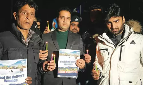 Kathua में युवकों की हत्या के विरोध में युवा कांग्रेस ने श्रीनगर में कैंडल मार्च निकाला