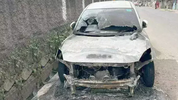 मलेशिया के सरकारी वाहन को उपद्रवियों ने आग के हवाले किया मलेशिया के सरकारी वाहन को उपद्रवियों ने आग के हवाले किया