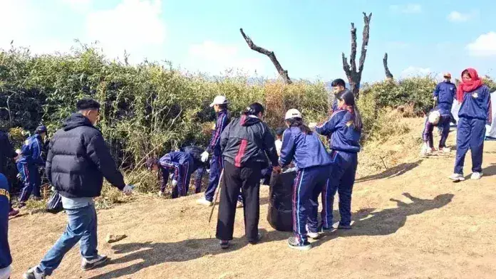 NCC कैडेटों ने दजुकोऊ घाटी में स्वच्छता अभियान चलाया NCC कैडेटों ने दजुकोऊ घाटी में स्वच्छता अभियान चलाया