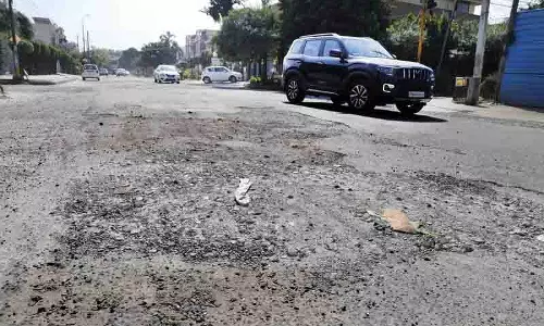 GTB नगर की सड़क खतरनाक हो गई, नगर निगम खर्राटे ले रहा