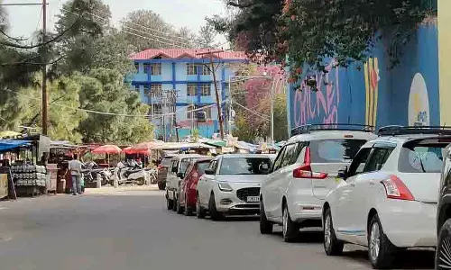 Dharamshala क्रिकेट स्टेडियम में पार्किंग की कमी से अव्यवस्था Dharamshala क्रिकेट स्टेडियम में पार्किंग की कमी से अव्यवस्था