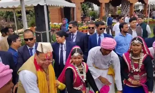 Uttarakhand: रंगों से सरोबार हुआ मुख्यमंत्री आवास, पहाड़ी गीतों में जमकर झूमे सीएम Uttarakhand: रंगों से सरोबार हुआ मुख्यमंत्री आवास, पहाड़ी गीतों में जमकर झूमे सीएम