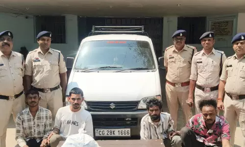 खेल मैदान में खड़ी कार से नशीली दवाई जब्त, चार सप्लायर गिरफ्तार