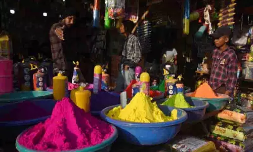 मंदिरों से लेकर रेस्तरां तक, शहर में Holi उत्सव की तैयारियां जोरों पर