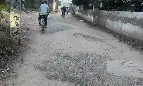 गड्ढों वाली सड़कें और कीचड़ भरी गलियां Ahmedgarh के निवासियों के लिए खतरा बनी