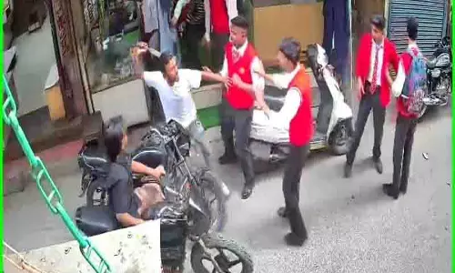 Ludhiana: बाइक सवार बदमाशों ने सरेआम छात्र पर किया हमला Ludhiana: बाइक सवार बदमाशों ने सरेआम छात्र पर किया हमला