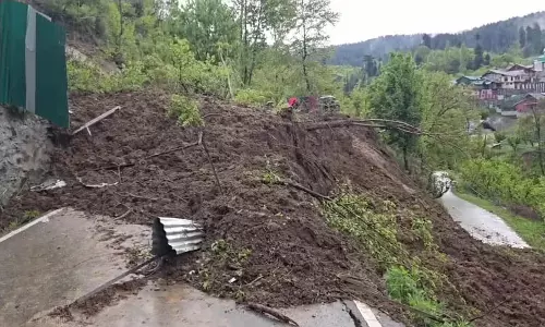 Pahalgam में भूस्खलन की घटना में तीन टट्टू वाले घायल Pahalgam में भूस्खलन की घटना में तीन टट्टू वाले घायल