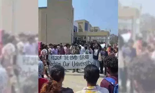 छात्रों ने University की ज़मीन नीलाम करने के कांग्रेस सरकार के फैसले  के खिलाफ  विरोध प्रदर्शन शुरू