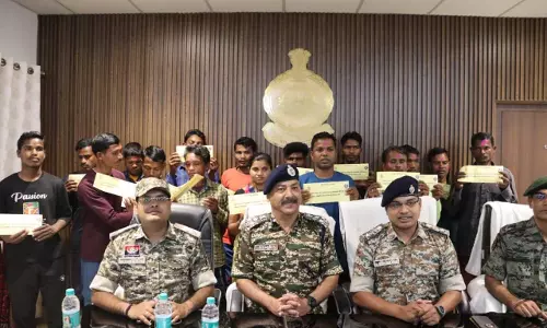 17 माओवादियों ने माओवादी विचारधारा से तौबा कर किया आत्मसमर्पण 17 माओवादियों ने माओवादी विचारधारा से तौबा कर किया आत्मसमर्पण