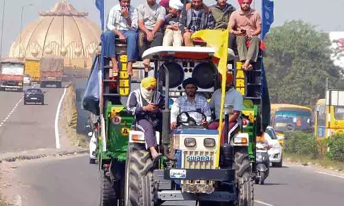 Hola Mohalla के लिए श्रद्धालुओं की भीड़ उमड़ी, माहौल उत्सवी हो गया
