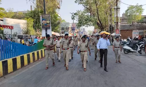 Raipur Police: होली पर रायपुर पुलिस का फ्लैग मार्च