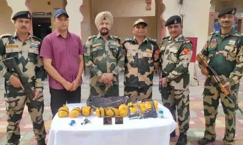 BSF ने जिले के सीमावर्ती गांव से 3.3 किलोग्राम प्रतिबंधित सामग्री, 2 पिस्तौल जब्त की