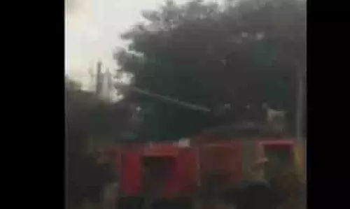 Delhi: ओखला फेज-1 स्थित गोदाम में लगी आग Delhi: ओखला फेज-1 स्थित गोदाम में लगी आग
