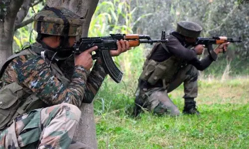 Jammu: नियंत्रण रेखा पर गोलीबारी में जवान घायल Jammu: नियंत्रण रेखा पर गोलीबारी में जवान घायल