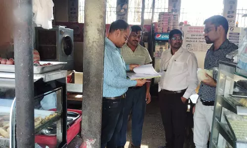 दो दर्जन से ज्यादा होटलों और दुकानों में खाद्य विभाग का छापा दो दर्जन से ज्यादा होटलों और दुकानों में खाद्य विभाग का छापा