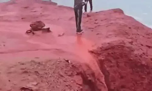 खून की बारिश, लाल हुआ समुद्र का पानी, देखें हैरान करने वाला VIDEO