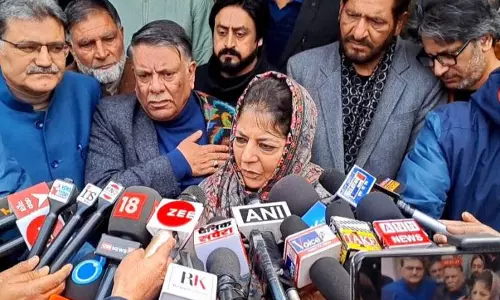 मुफ्ती ने मीरवाइज की पार्टी, JKIM पर प्रतिबंध को लेकर केंद्र की आलोचना की