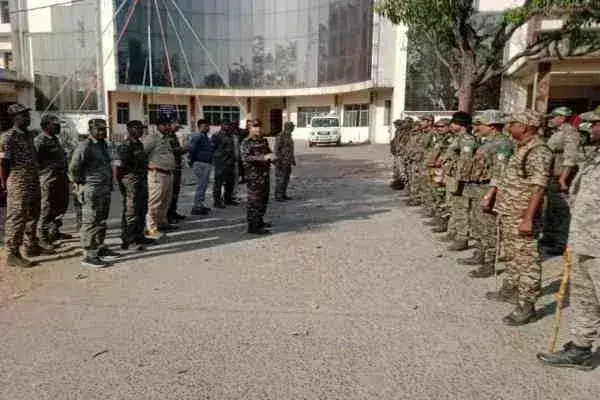 Giridih: होली पर सुरक्षा को लेकर SDPO के नेतृत्व में पुलिस ने किया फ्लैग मार्च Giridih: होली पर सुरक्षा को लेकर SDPO के नेतृत्व में पुलिस ने किया फ्लैग मार्च