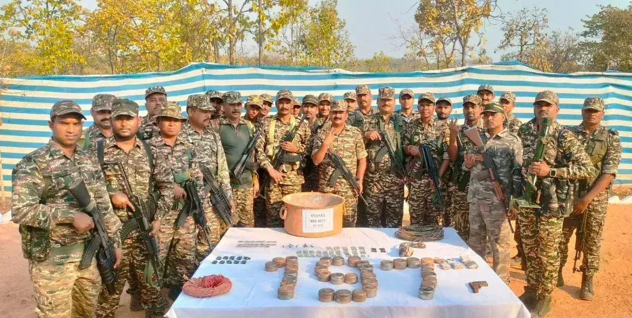Chaibasa: सुरक्षा बलों ने टोंटो में नक्सलियों के डंप से भारी मात्रा में हथियार व विस्फोटक किए जब्त