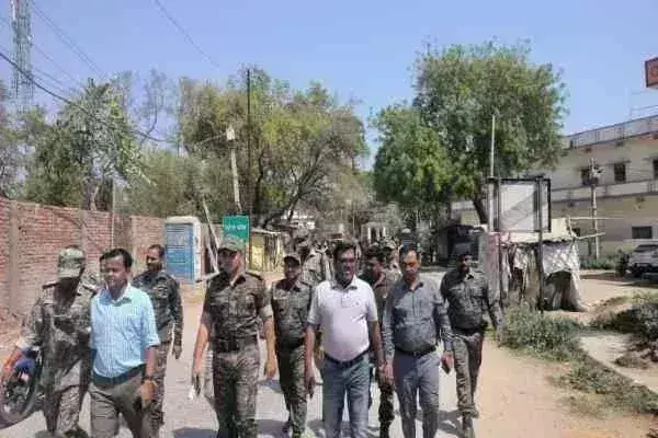 Palamu: होली को लेकर 3 थाना क्षेत्रों में पुलिस का फ्लैग मार्च Palamu: होली को लेकर 3 थाना क्षेत्रों में पुलिस का फ्लैग मार्च