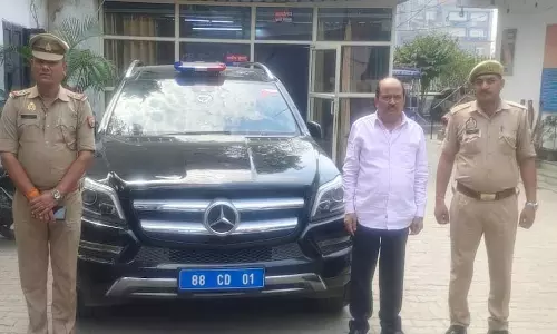खुद को एम्बेसडर बताने वाला गिरफ्तार, पुलिस से लेता था वीआईपी प्रोटोकॉल खुद को एम्बेसडर बताने वाला गिरफ्तार, पुलिस से लेता था वीआईपी प्रोटोकॉल