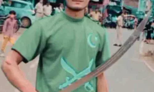 सोशल मीडिया पर कट्टरपंथी वीडियो वायरस, मंदिर के बाहर लहरा रहा था युवक तलवार, गिरफ्तार