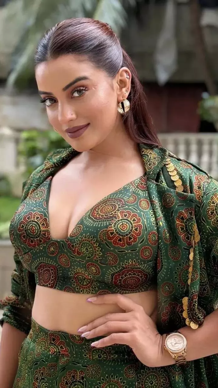 अक्षरा अपने ग्लैमरस और सेक्सी लुक के लिए जानी जाती हैं।