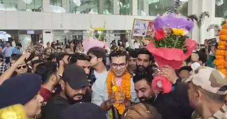 जौलीग्रांट पहुंचने पर जुबिन नौटियाल का ढोल-नगाड़ों संग प्रशंसकों ने किया स्वागत जौलीग्रांट पहुंचने पर जुबिन नौटियाल का ढोल-नगाड़ों संग प्रशंसकों ने किया स्वागत