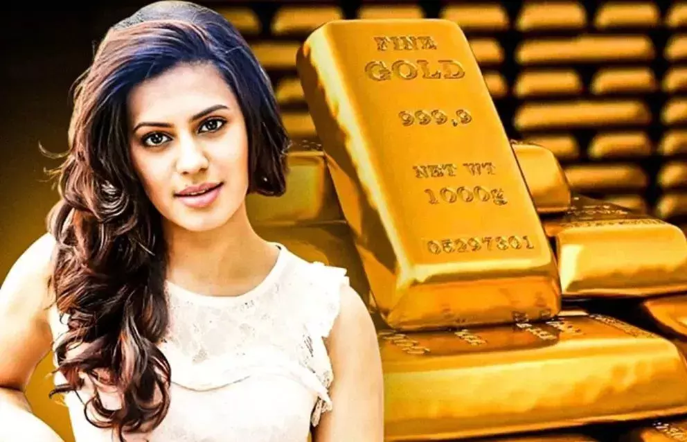ग्लैमर, गोल्ड और गुनाह...एक्ट्रेस पर कसा कानून का शिकंजा ग्लैमर, गोल्ड और गुनाह...एक्ट्रेस पर कसा कानून का शिकंजा