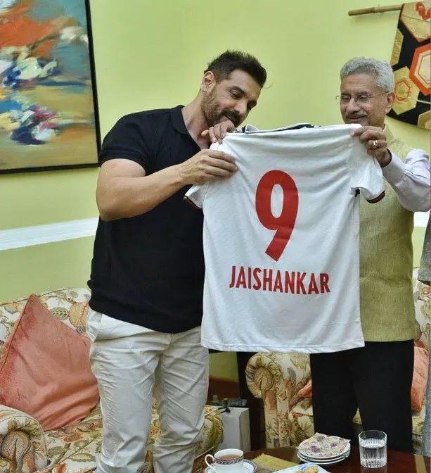 John Abraham ने एस. जयशंकर को दी जर्सी, जानें इसके मायने John Abraham ने एस. जयशंकर को दी जर्सी, जानें इसके मायने
