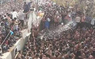 Holi 2025 : ब्रज की अनोखी परंपरा : लंगोट वाली होली Holi 2025 : ब्रज की अनोखी परंपरा : लंगोट वाली होली