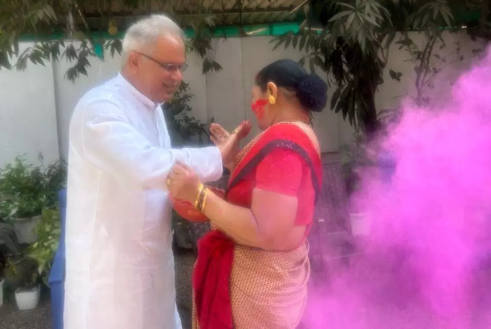 भूपेश बघेल ने परिवार संग खेली होली भूपेश बघेल ने परिवार संग खेली होली