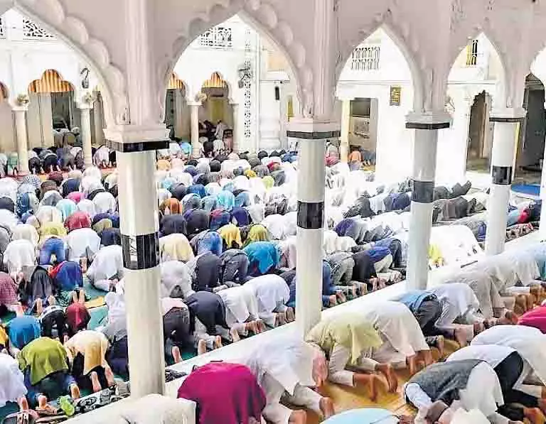 Madhya Pradesh: नमाज के बाद युवाओं को घर आने को कहा गया Madhya Pradesh: नमाज के बाद युवाओं को घर आने को कहा गया