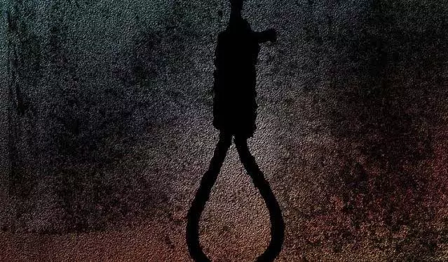 ऑनलाइन गेम में पैसे हारने पर नाबालिग लड़की ने की आत्महत्या ऑनलाइन गेम में पैसे हारने पर नाबालिग लड़की ने की आत्महत्या