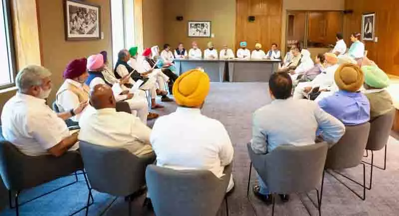 Punjab कांग्रेस नेताओं के बीच दरार उभर कर सामने आई Punjab कांग्रेस नेताओं के बीच दरार उभर कर सामने आई