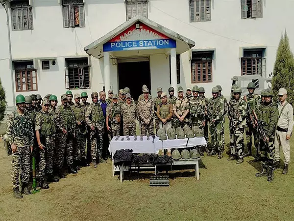 Manipur पुलिस ने जारी सुरक्षा अभियान में हथियार, गोला-बारूद जब्त किया Manipur पुलिस ने जारी सुरक्षा अभियान में हथियार, गोला-बारूद जब्त किया