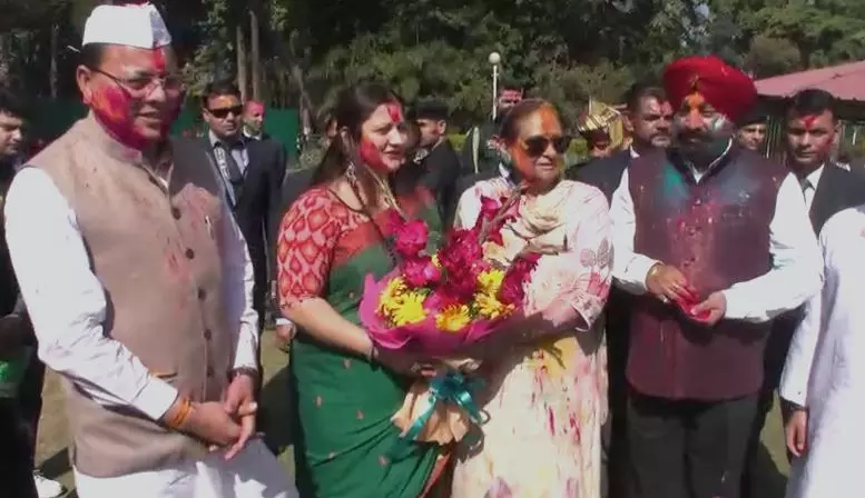 Uttarakhand में होली की धूम, पहाड़ से मैदान तक रंगों में सराबोर लोग Uttarakhand में होली की धूम, पहाड़ से मैदान तक रंगों में सराबोर लोग