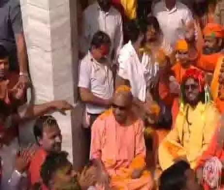 CM योगी आदित्यनाथ ने गोरखनाथ मंदिर में मनाई होली, भक्तों के साथ उत्सव में हुए शामिल CM योगी आदित्यनाथ ने गोरखनाथ मंदिर में मनाई होली, भक्तों के साथ उत्सव में हुए शामिल