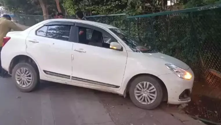 Telangana: जुबली हिल्स में बालकृष्ण के घर पर कार बाड़ से टकरा गई Telangana: जुबली हिल्स में बालकृष्ण के घर पर कार बाड़ से टकरा गई